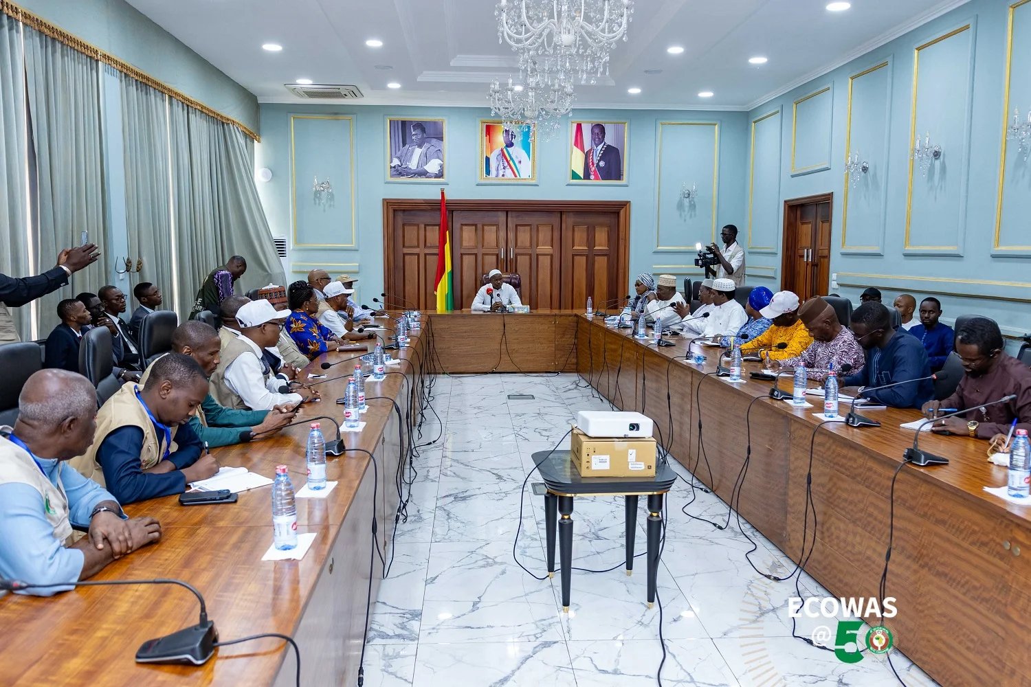 Présidentielle en Guinée : le chef de la mission d'observation de la CEDEAO rencontre le Président du CNT